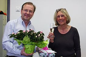 [Translate to englisch:] Barbara Reichwein wird für ihre langjährige Mitarbeit geehrt